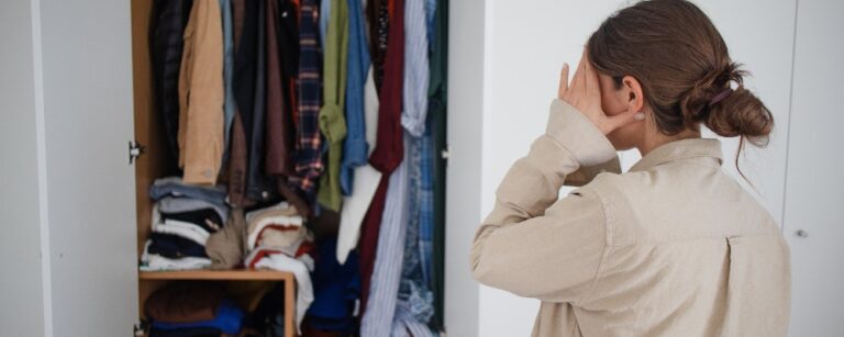 Jak zorganizować małą garderobę